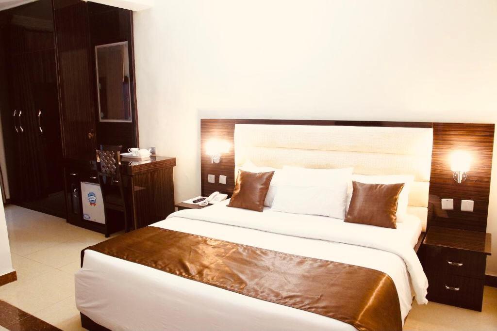 E-Suite Hotel Абуджа Екстериор снимка